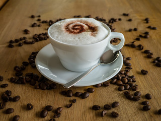 Cappuccino mit Kaffeebohnen