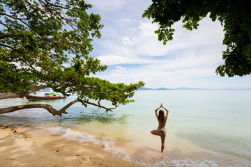 Obraz premium Yoga on tropical thai beach