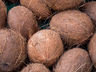 Kokosnusse auf dem Wochenmarkt - obrazy, fototapety, plakaty