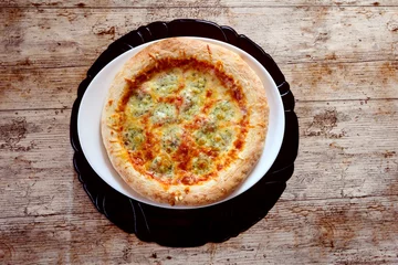 Foto op Plexiglas Pizza margherita, geschmückt einfach in den Farben der italienischen  weiß aus Mozzarella, rot aus Tomatensauce  holzem hintergrund © LemanHristina