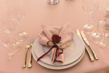 transparent landing cards for guests on a plate with a rose