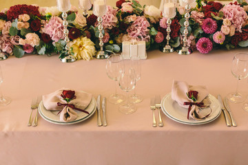  transparent landing cards for guests on a plate with a rose