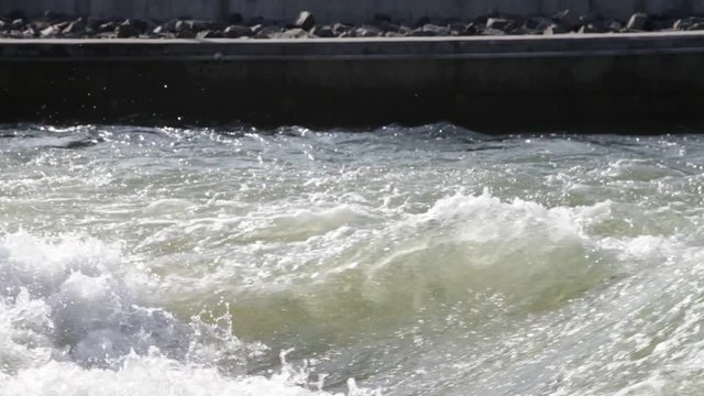 Wasserkraft an einem Fluss und Kanal