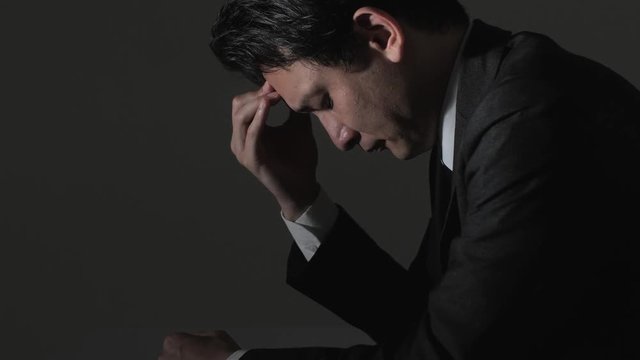 悩む・男性