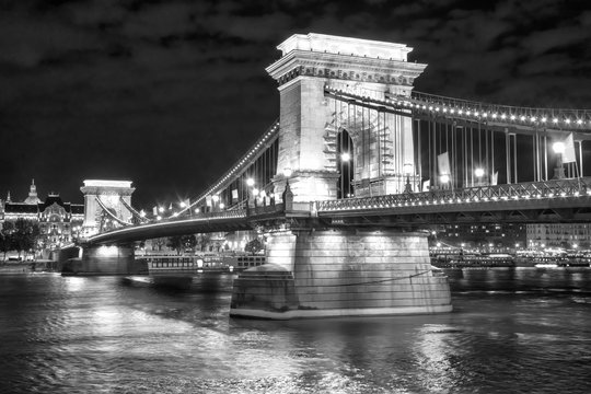 Fototapeta Scenic night view of Chain Bridge in Budapest, Hungary
