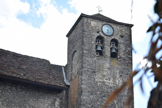 campanario de una antigua iglesia en husca en oza