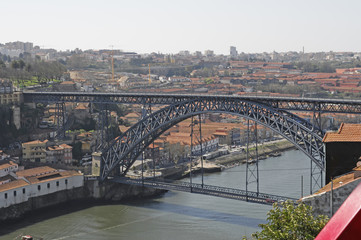 Fototapeta na wymiar Brücke Ponte de D. Luis I., Brücke über den Douro, Porto, Nordportugal, Portugal, Europa