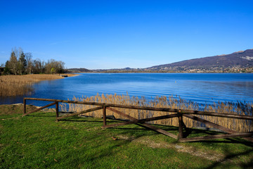 Fototapeta na wymiar lago di Pusiano