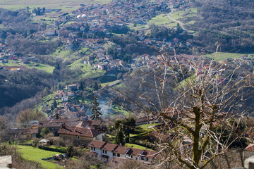 piccolo borgo visto dalle alpi italiane