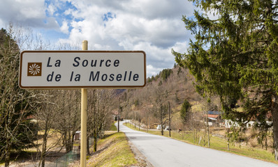 La Source de la Moselle Straßenschild in Bussang Vogesen