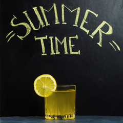 The chalk inscription is summer time, with a drink and a lemon.