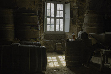 Bodega con toneles de vino