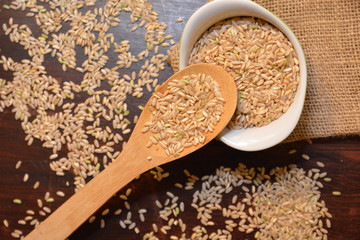 riso integrale biologico su cucchiaio di legno
