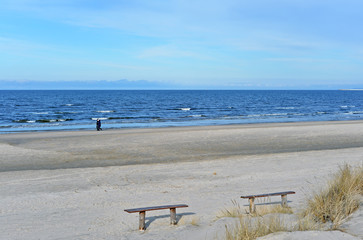 Puste ławki na plaży z widokiem na morze