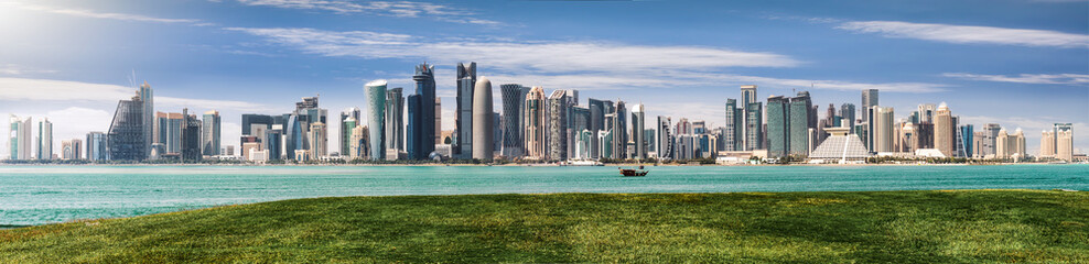 Fototapeta na wymiar Blick auf die moderne Skyline von Doha in Katar an einem sonnigen Frühlingstag