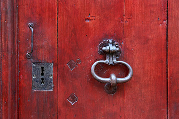 Vintage wooden door with metallic doorhandle and keyholes