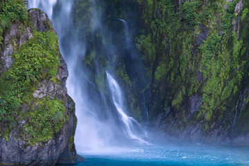 Fototapeta na wymiar Wasserfall im Milford Sound