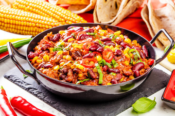 Chilli con carne und frische selbstgemachte Tortillas
