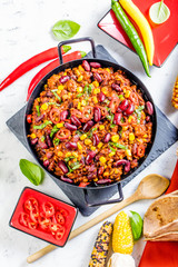 Chilli con carne und frische selbstgemachte Tortillas
