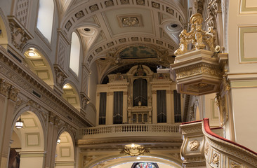 Fototapeta premium Blick auf Altar und Orgel der Kathedralbasilika Notre-Dame de Québec, Kanada