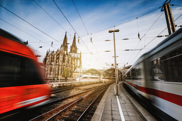 Züge am Kölner Bahnhof 