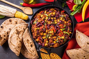 Chilli con carne und frische selbstgemachte Tortillas