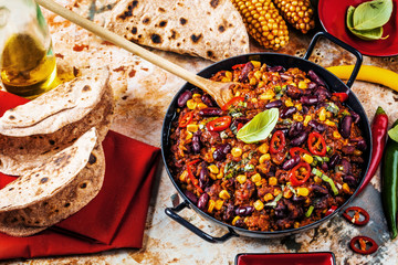 Chilli con carne und frische selbstgemachte Tortillas