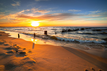 Zonsondergang op het strand van de Oostzee in Polen