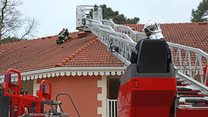 Fototapeta premium Pompier sur une toiture