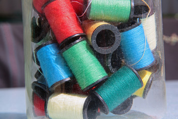 Farbiger Zwirn auf Rollen