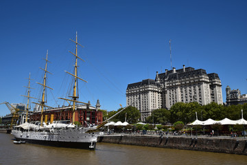 Fototapeta na wymiar Quartier des affaires de Puerto Madero à Buenos Aires, Argentine