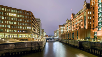 Naklejka premium Brooktoorhafen in Hamburg HafenCity am Abend