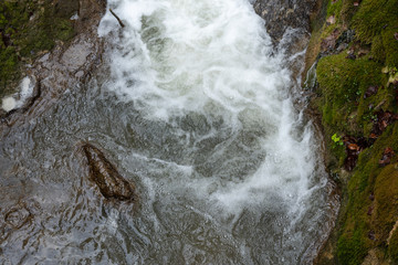 Wasser - Strudel im Bach