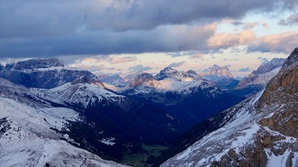 Fototapeta na wymiar Dolomiten im Sonnenuntergang, Hochgebirge mit Weitsicht