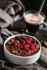 Smoothie bol framboises chocolat et café