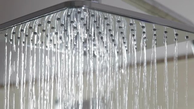 Doccia a pioggia con acqua calda che esce e vapore