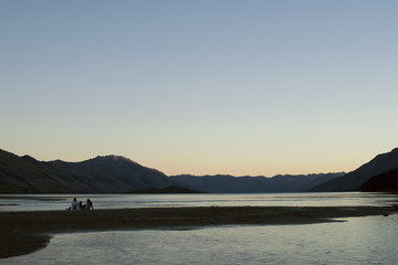 Paisaje de lago y montañas al atardecer