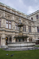 Obraz premium Fountain in front of the The Vienna State Opera House, Austria