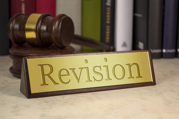 Schreibtischschild mit Richterhammer Revision