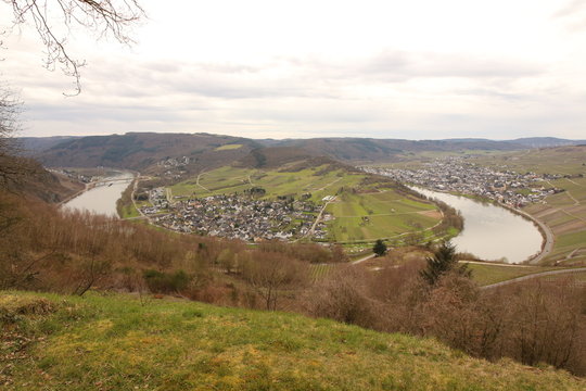 Die Moselschschlaufe zwischen Kr&ouml;v und Wolf, einem Stadtteil von Karben-Karbach