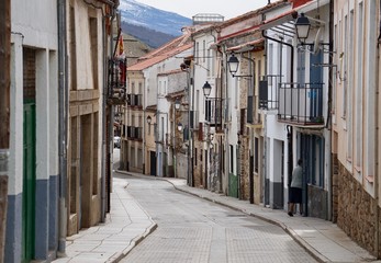 Fototapeta na wymiar calle de un pueblo tipico castellano