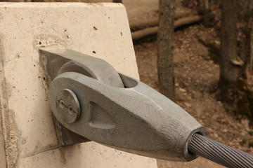 Stabile Anker an einem Fundament der Geierlay-Hängeseilbrücke