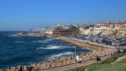 Widok na port w Jafie, Izrael, ze wzgórza, wody Morza Śródziemnego ze spienionymi falami,...