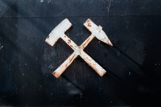 Hammer und Schlägel als Zeichen des Bergbaus