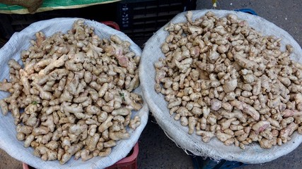 Ingwer, Ingwerknollen auf Markt 