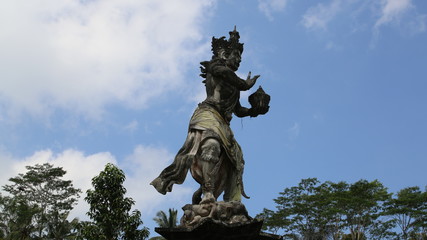 Fototapeta na wymiar Bali Statue dans temple