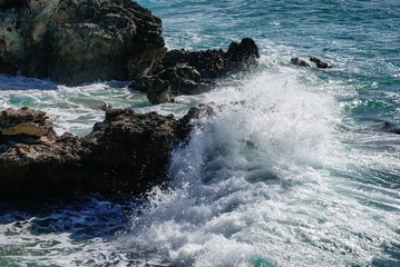 Olas rompiendo en los acantilados de Barbate en el sur de España