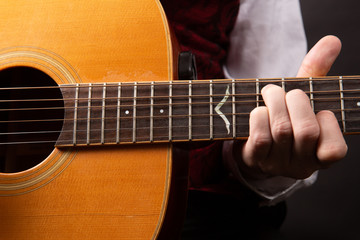 Obraz premium Guitariste jouant de la guitare sèche en acoustique