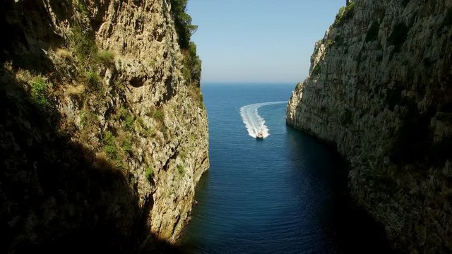 Speed boat in-between rocks