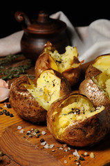Obraz na płótnie Canvas baked potato with spices and herbs